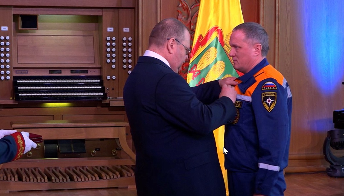 Губернатор Пензенской области Олег Мельниченко наградил защитников Отечества